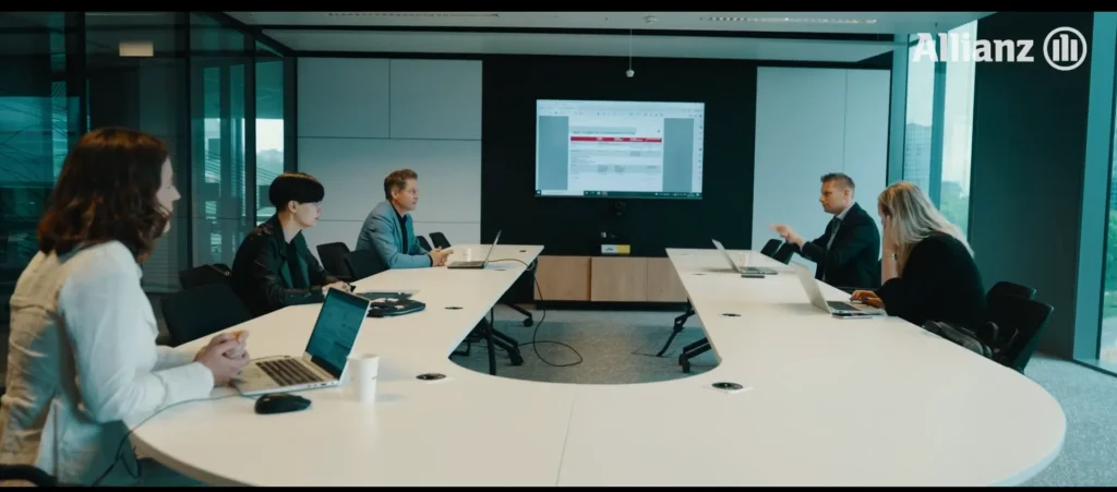 Cameracrew van Masterhouse filmt in een industriële productiehal