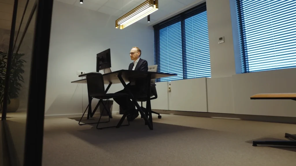 Videograaf filmt een corporate wervingsvideo voor een financieel kantoor