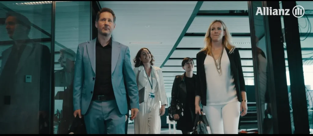 Cameracrew van Masterhouse draait een high-end tv-commercial op een professionele filmset