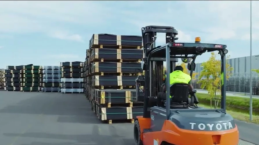Heftruck op de site van Eutraco in Gent, beeld uit de bedrijfsvideo