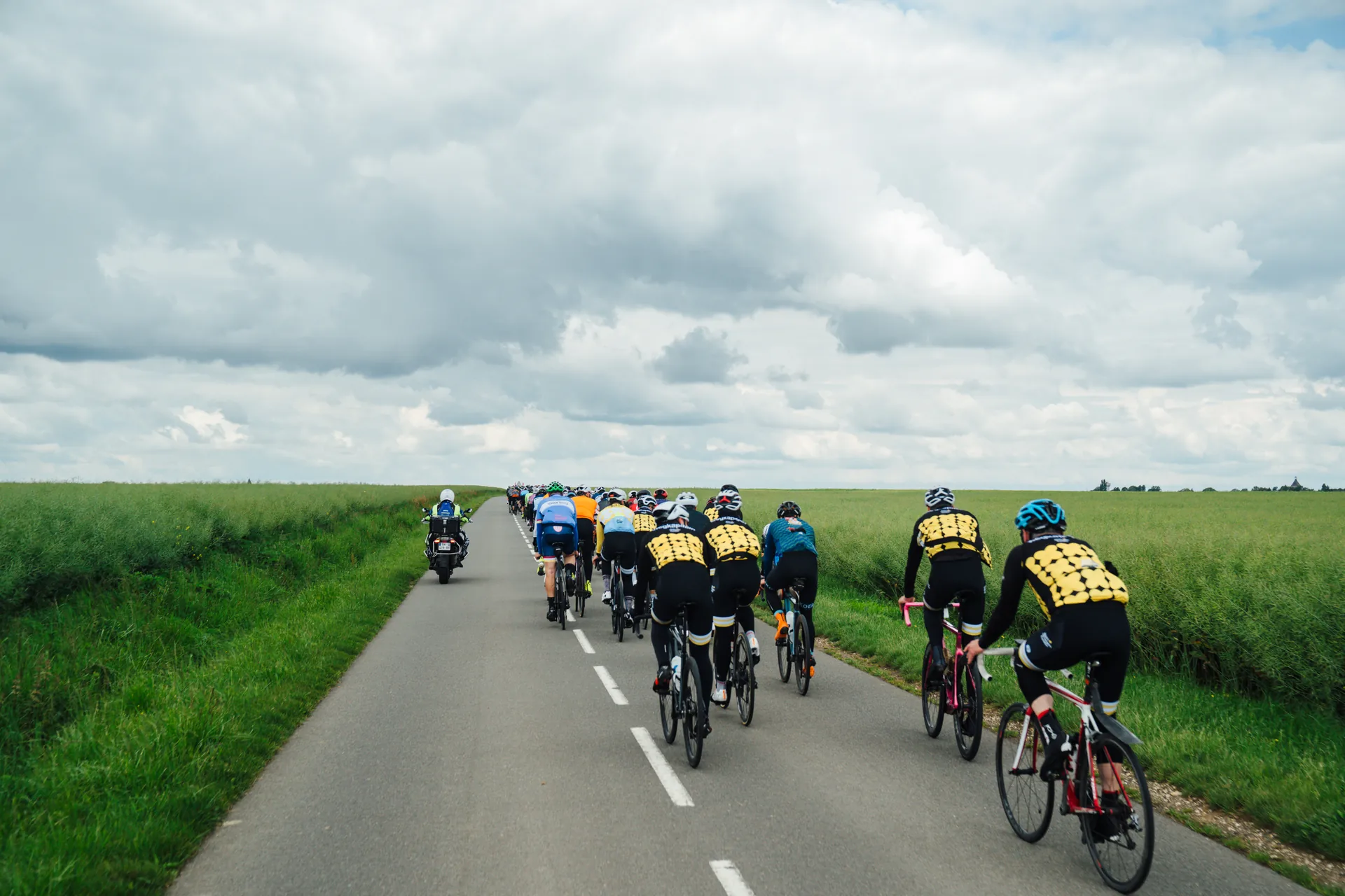 Peloton tussen de velden, 1000 km van Kom Op Tegen Kanker