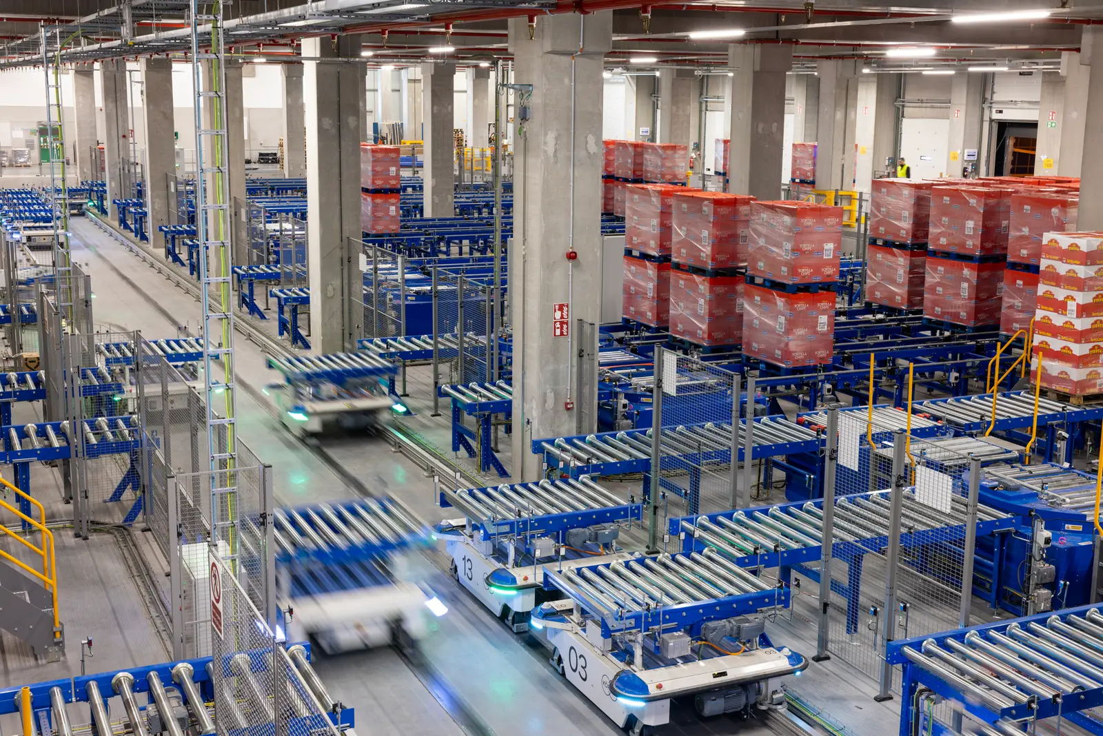 Automatische voertuigen en transportbanen in de Highbay, Körber bij Eutraco Roeselare